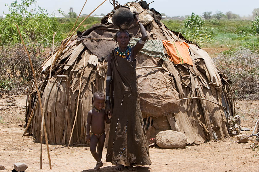 173   Dassanech woman with child before there hut